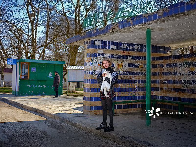 女孩站在公共汽车站图片素材