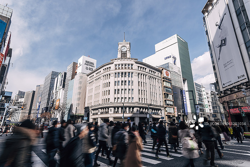 拥挤的银座四丁目路口图片素材