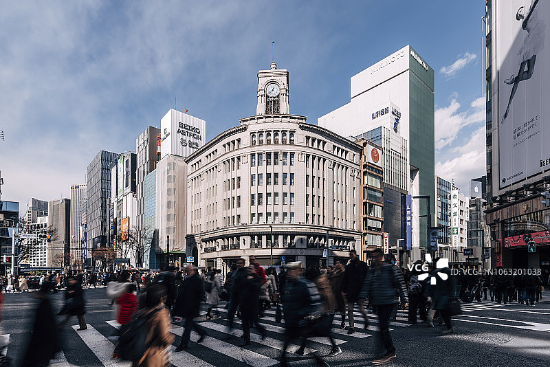 拥挤的银座四丁目路口图片素材
