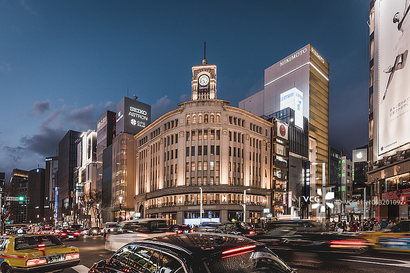 夜晚拥挤的银座四丁目十字路口图片素材