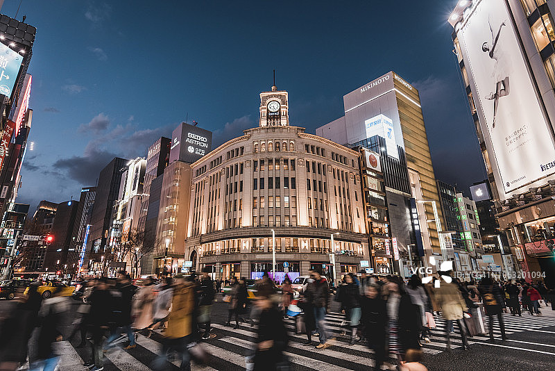 夜晚拥挤的银座四丁目十字路口图片素材