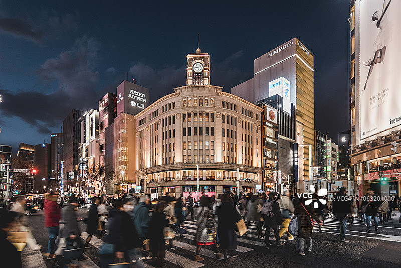 夜晚拥挤的银座四丁目十字路口图片素材