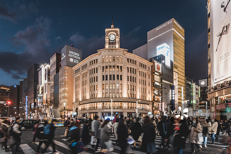 夜晚拥挤的银座四丁目十字路口图片素材