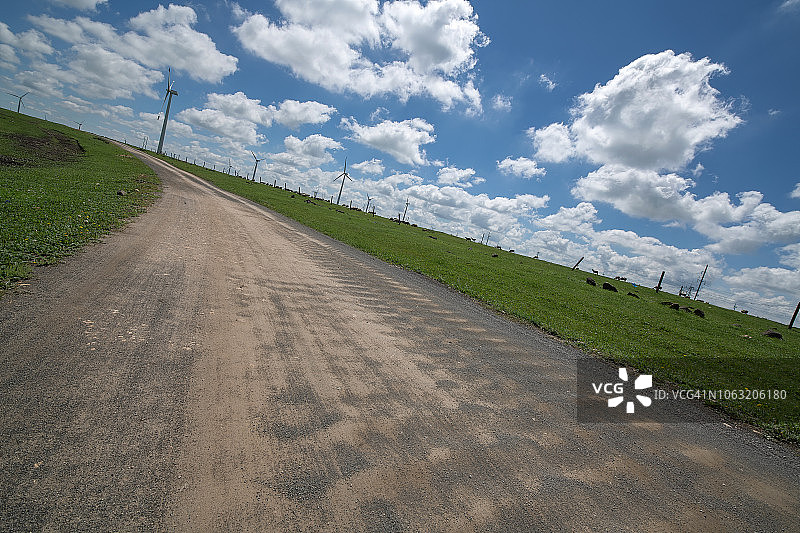 辉腾锡勒草原上的风力涡轮机图片素材