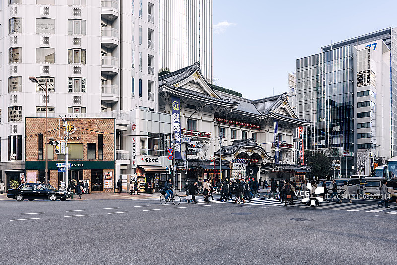银座歌舞伎座剧场和熙熙攘攘的人群图片素材