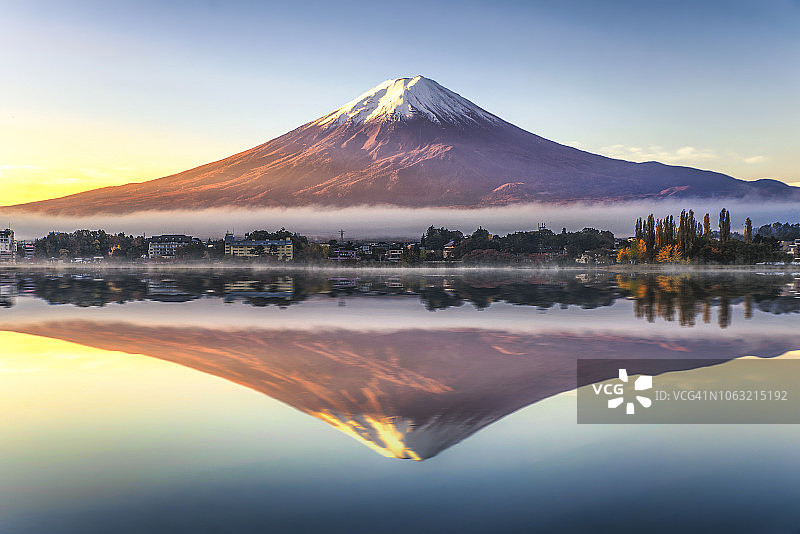 日本河口湖秋日晨雾中的富士山倒影图片素材