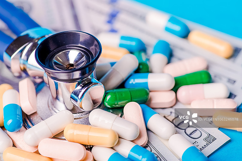 医用听诊器和药丸图片素材