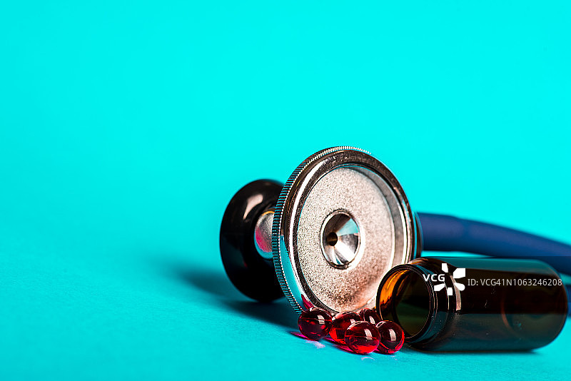 医用听诊器和药丸图片素材