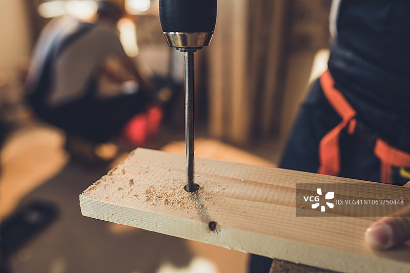 建筑工地钻木板的特写图片素材