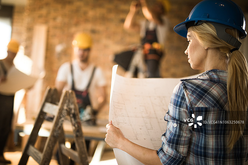 美丽的女建筑师在建筑工地上分析住房项目的背影图片素材