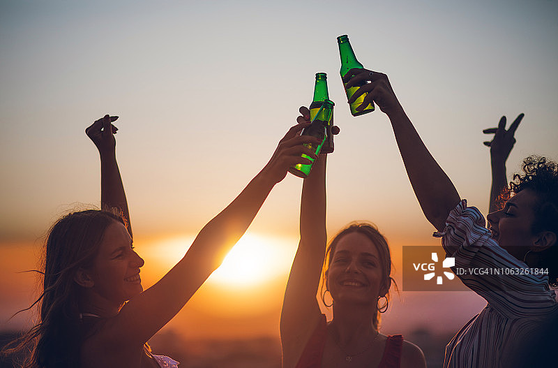 屋顶派对上的朋友们图片素材