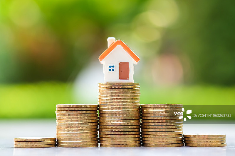 房屋和硬币堆叠图片素材