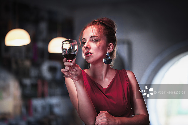 手持红酒杯的优雅迷人女性图片素材