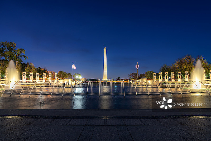 夜晚华盛顿哥伦比亚特区喷泉旁的华盛顿纪念碑图片素材