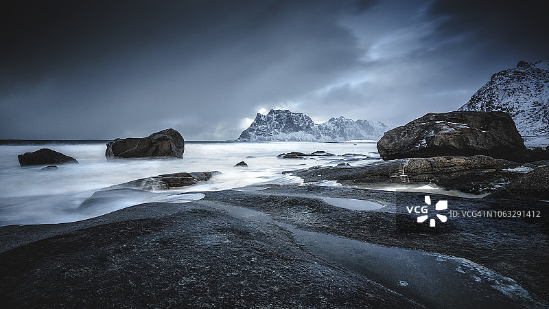Uttakleiv海滩风暴冬夜图片素材