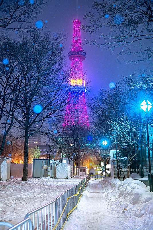 札幌电视塔美丽的雪夜景色，世界各地游客的著名地标图片素材