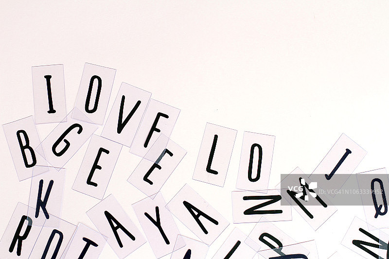 白色背景上的排版字母，带文案空间图片素材