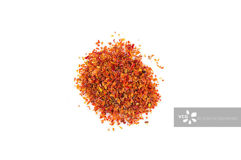 白色背景上的碎红辣椒图片素材