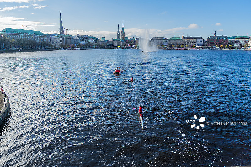 在德国汉堡内外阿尔斯特湖上划独木舟图片素材