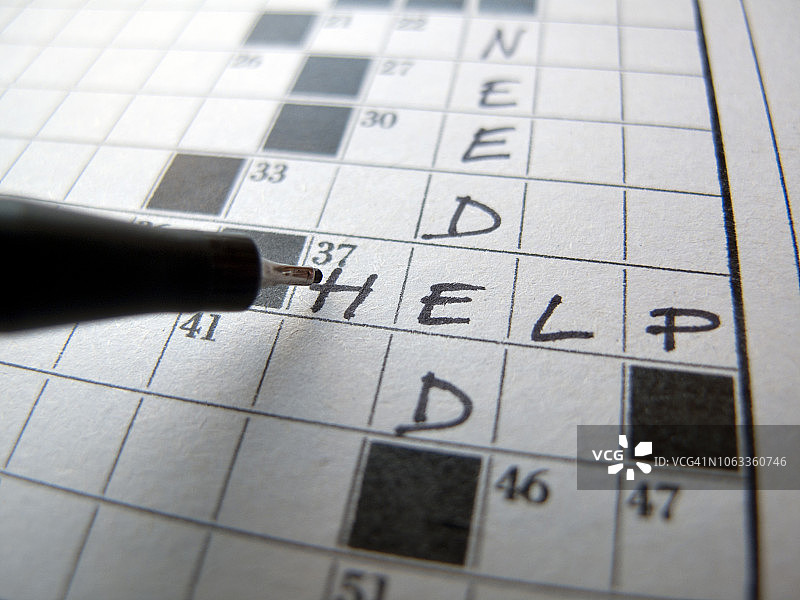 填字游戏上的“需要帮助”字样图片素材