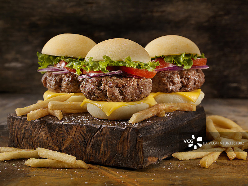 无麸质牛肉小汉堡和无麸质面包图片素材