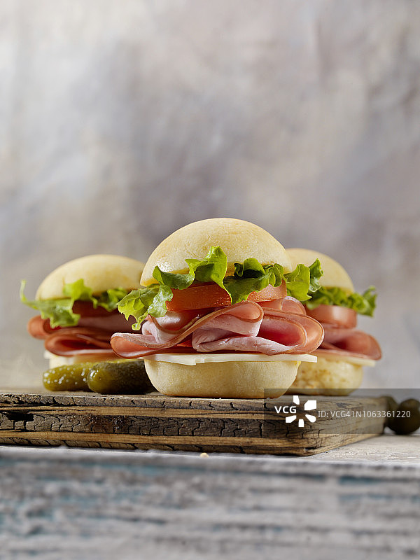 无麸质火腿滑块配无麸质面包图片素材