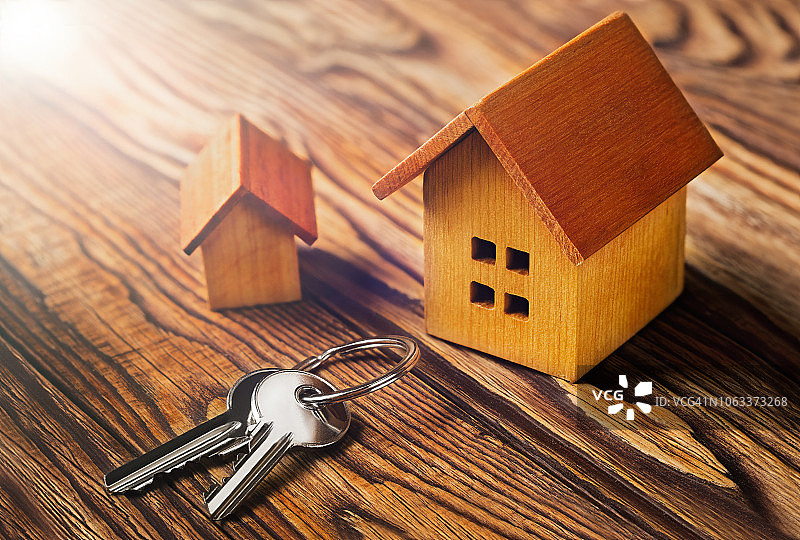 带有小型玩具木制房屋和钥匙的房地产概念图片素材