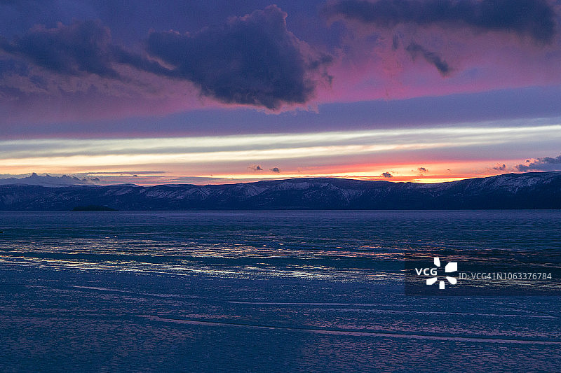 贝加尔湖的冰冻景观：奥利洪岛岩石附近的透明冰雪图片素材