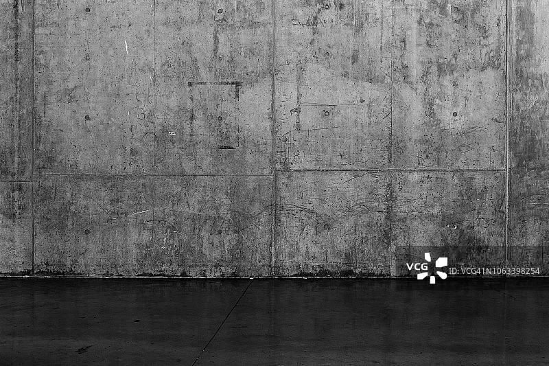 做旧深色混凝土墙和湿地板背景纹理图片素材