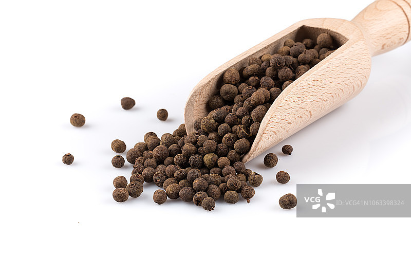撒落大粒黑胡椒的木铲图片素材