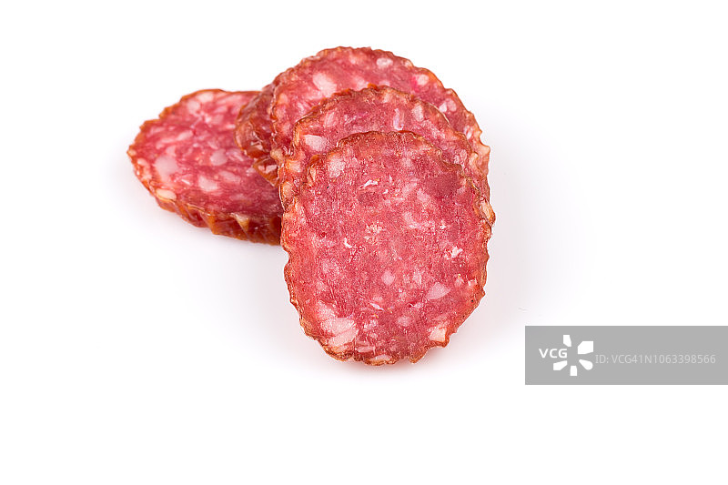 白色背景上的萨拉米香肠切片图片素材