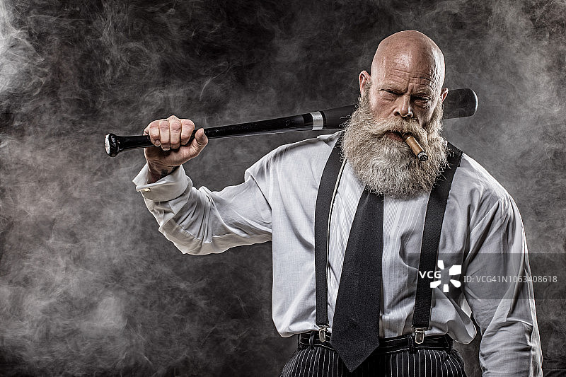 年长的黑帮男子图片素材