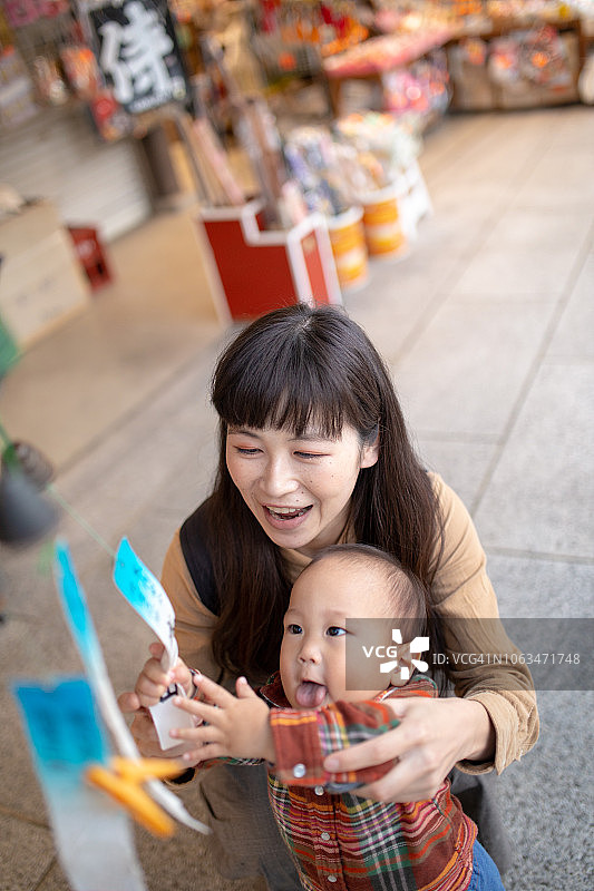 母亲和小儿子在纪念品商店购物图片素材