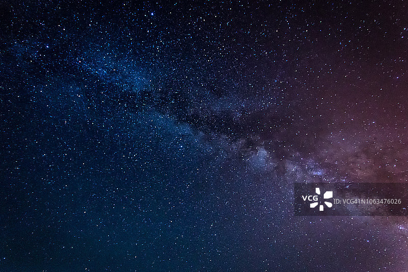 宇宙中的银河系、星星和宇宙尘埃图片素材