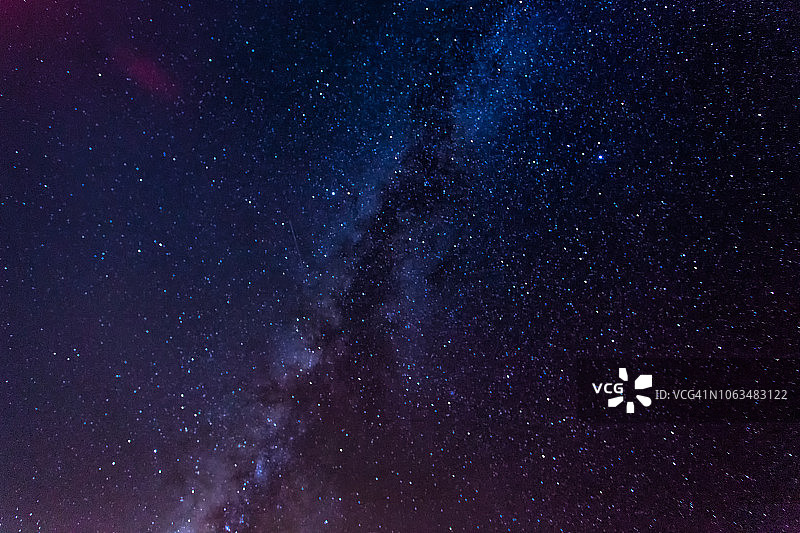 宇宙中的银河系、星星和宇宙尘埃图片素材