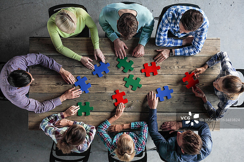 商务人士和拼图图片素材