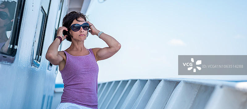 站在甲板上的女人图片素材