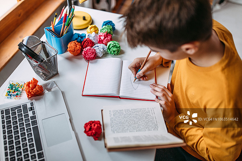 青少年在家做作业图片素材