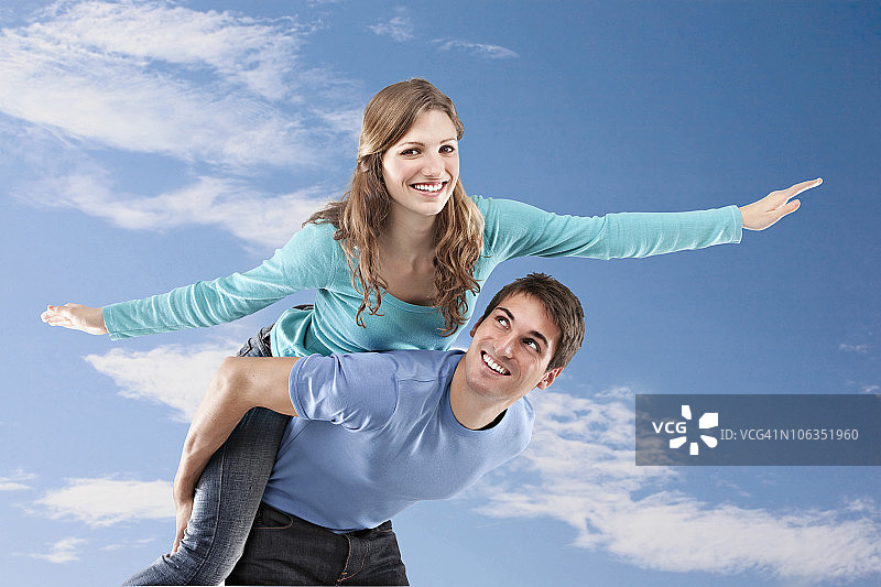 男人背着女人，面带微笑图片素材