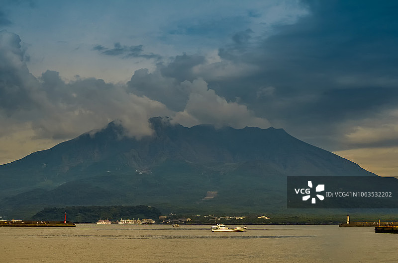 多云的樱岛和海景图片素材