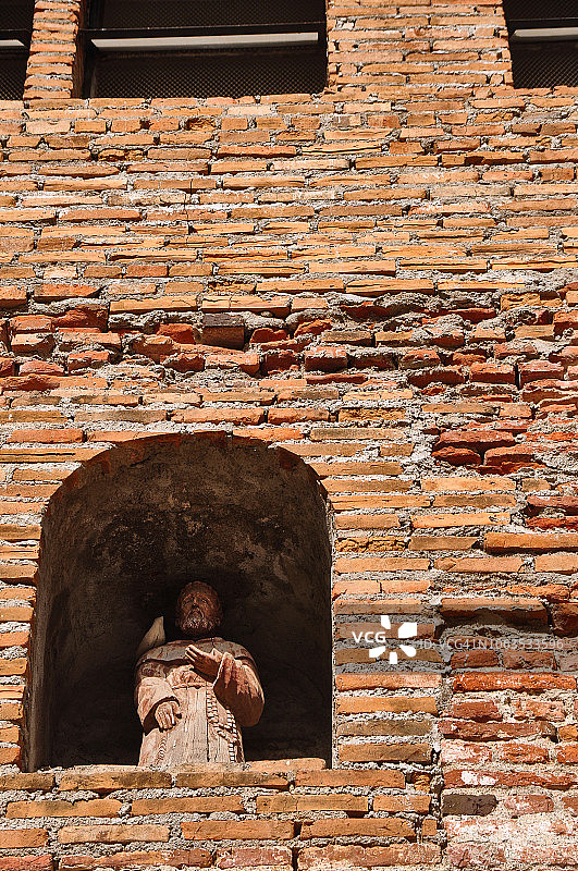 砖墙上的宗教圣徒图片素材