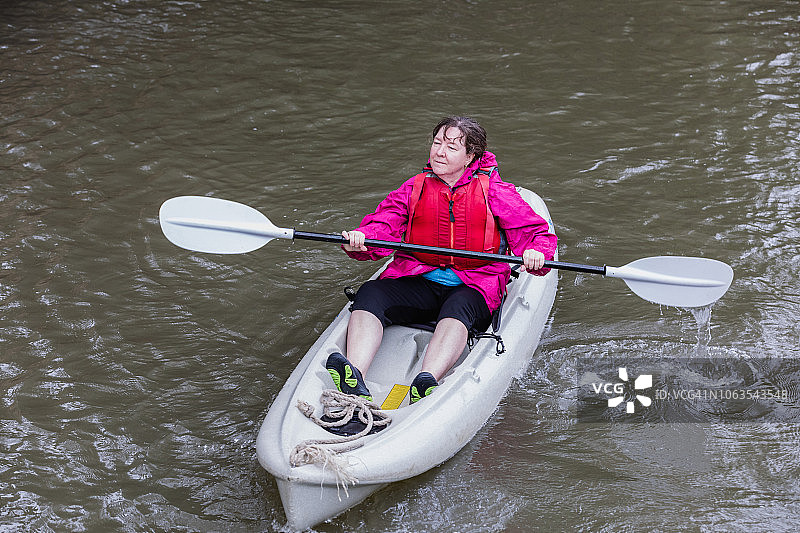 女子在布里斯班河上划皮划艇图片素材