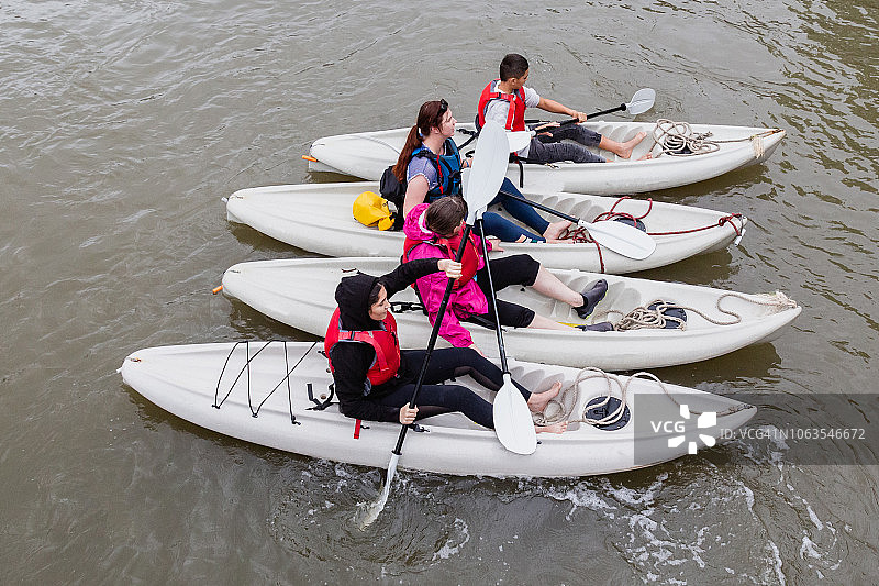 在布里斯班河上划皮划艇的人群图片素材