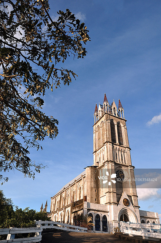 蓝天下的教堂塔楼图片素材