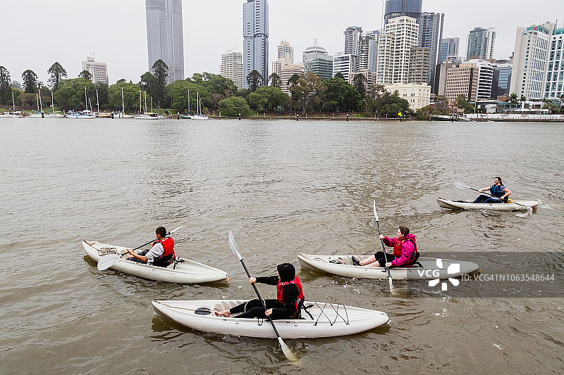 在布里斯班河上划皮划艇的人群图片素材