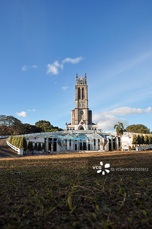 蓝天下卢尔德教堂图片素材
