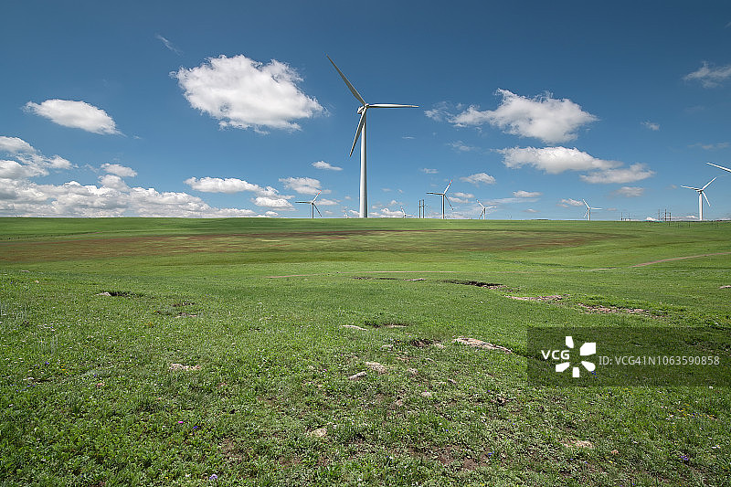 辉腾锡勒草原上的风力涡轮机图片素材