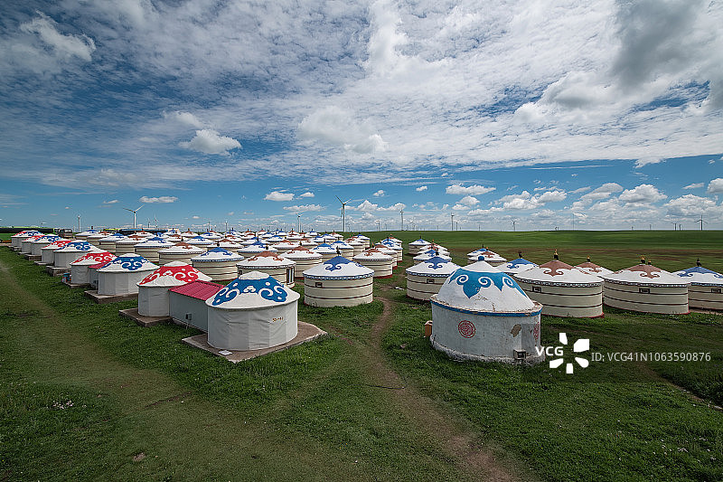 辉腾锡勒草原上的蒙古包图片素材