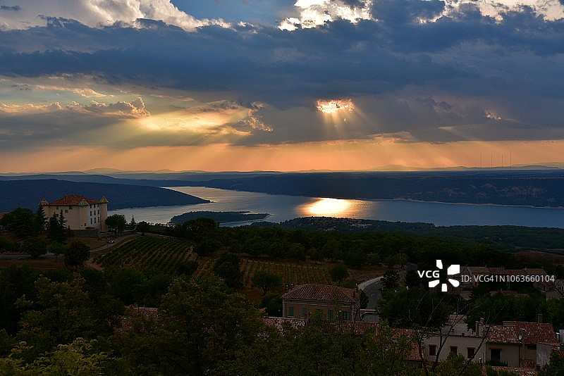 法国圣十字湖艾吉讷村日落图片素材
