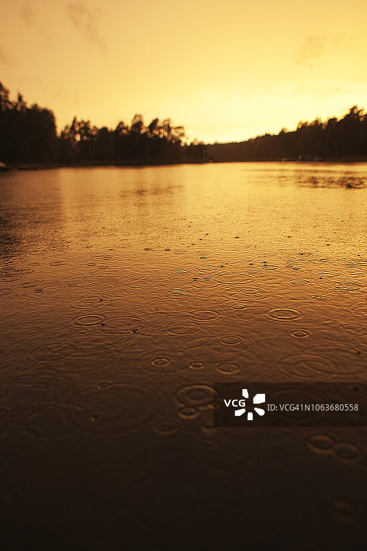日落时分的水面雨景图片素材
